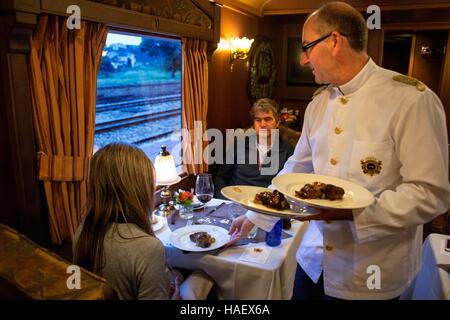 Interno del Transcantabrico Gran Lujo treno lusso travellong in tutta Spagna settentrionale, l'Europa. Interno della carrozza ristorante. Foto Stock
