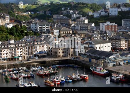 Barche da pesca in Luarca Harbour, Asturie, nel nord della Spagna. Una delle fermate del Transcantabrico Gran Lujo treno di lusso. Foto Stock
