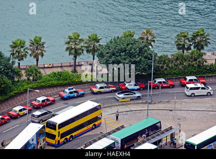 Vista aerea sul taxi e la stazione di autobus dell'isola di Hong Kong Cina Foto Stock