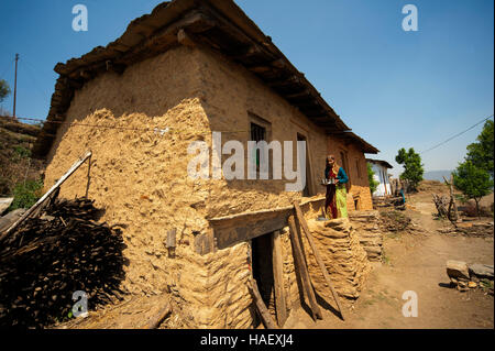 Gente del villaggio di Tulla Kote nella zona di Talas Des, resa famosa da Jim Corbett nel suo libro le Tigri del Tempio, Uttarakhand, India Foto Stock