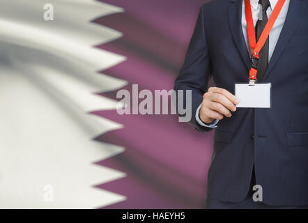 Imprenditore azienda nome scheda badge su un cordino con un flag su sfondo - Qatar Foto Stock