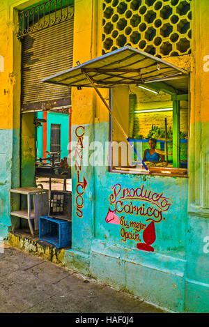 Productos Carnicos macellaio di proprietà statale colorato giallo e verde dipinto davanti negozio, Havana Cuba Foto Stock