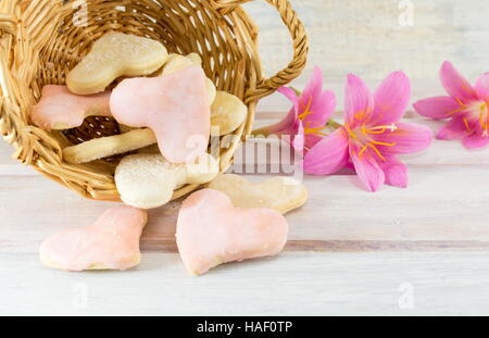 A forma di cuore i cookie in un cesto tessuto Foto Stock