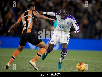 Hull City's Ahmed Elmohamady (sinistra) e il Newcastle United's Mohamed Diame (destra) battaglia per la sfera durante la Coppa EFL, quarti di finale corrisponde all'KCOM Stadium, scafo. Foto Stock