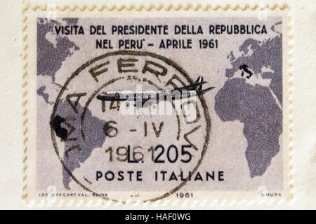 Biella, Italia - 26 novembre 2016. raro timbro postale raffigurante la visita del presidente gronchi in Perù nel mese di aprile 1961 Foto Stock