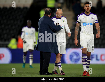 Newcastle United manager Rafael Benitez (sinistra) con il Newcastle United's Jonjo Shelvey (centro) dopo la perdita in pena shootout come Newcastle United Lascelles Jamaal (destra) appare sconsolato durante la Coppa EFL, quarti di finale corrisponde all'KCOM Stadium, scafo. Foto Stock