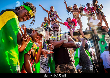 Giovani festaioli cantando e ballando durante il carnevale di Notting Hill 2016 street parade. Foto Stock