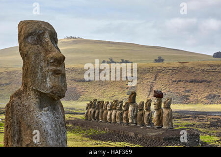 Viaggiare Moai, Ahu Tongariki, Isola di Pasqua Foto Stock