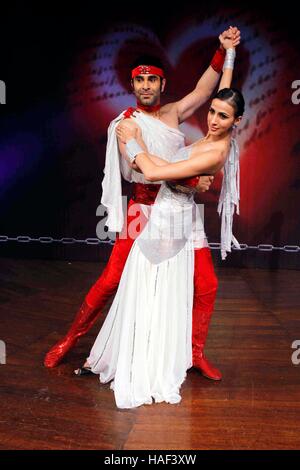 Bollywood coreografo Sandip Soparrkar e modello Alesia Raut pone prima della loro dance drama Tata Theatre NCPA Mumbai Foto Stock