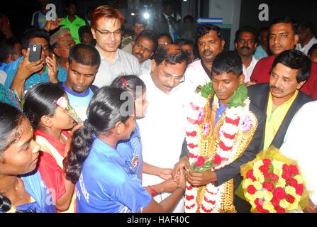 Rio oro paralimpico Mariyappan medallist Thangavelu benvenuto sul suo arrivo all aeroporto di Chennai in India Foto Stock