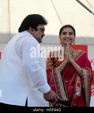 Film Tamil attore Prabhu attore di Bollywood Sonam Kapoor durante l inaugurazione di Kalyan gioiellerie showroom in Velachery Chennai Foto Stock