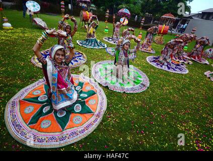 Ragazze in abito tradizionale ballare la danza garba per Navratri festival in Ahmadabad Gujarat India Foto Stock