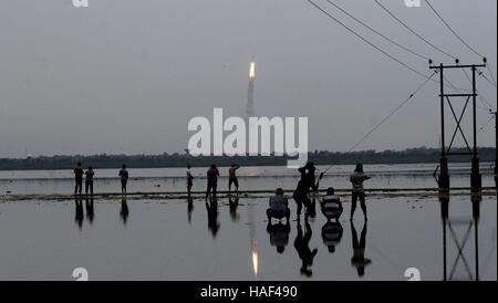 Residenti fotografia lancio spaziale indiana Organizzazione di ricerca satellite polare di veicoli di lancio portando Andhra Pradesh Foto Stock