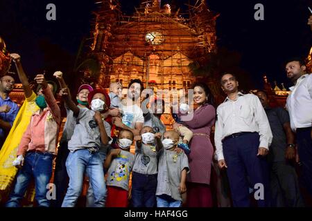 Varun Dhawan Amruta Fadnavis Devendra Fadnavis cancro i bambini colpiti visite CST Mumbai Foto Stock