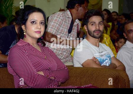 Varun Dhawan Amruta Fadnavis Devendra Fadnavis cancro i bambini colpiti visite CST International cancro infantile Mumbai Foto Stock