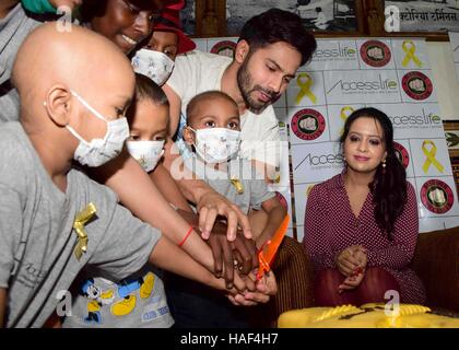 Varun Dhawan Amruta Fadnavis moglie Fadnavis Devendra con il cancro i bambini colpiti visite CST Mumbai Foto Stock