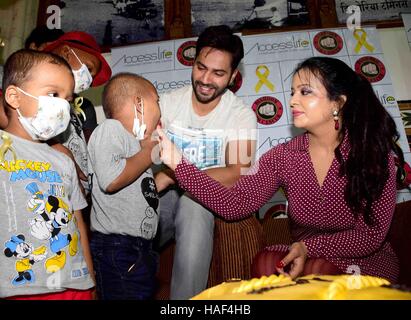 Varun Dhawan Amruta Fadnavis Devendra Fadnavis con il cancro i bambini colpiti visite CST International cancro infantile Mumbai Foto Stock