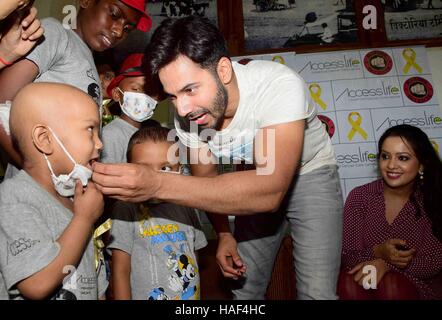 Varun Dhawan Amruta Fadnavis Devendra Fadnavis cancro i bambini colpiti visite CST Mumbai Foto Stock