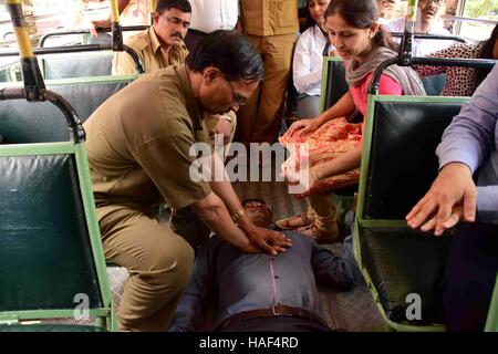 Miglior esecutore esegue le compressioni toraciche persona learning CPR sessione di formazione organizzato Ospedale Wockhardt Mumbai Foto Stock