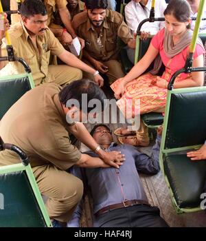Miglior esecutore esegue le compressioni toraciche persona learning CPR sessione di formazione organizzati Wockhardt Bus Ospedale dipendenti Mumbai Foto Stock