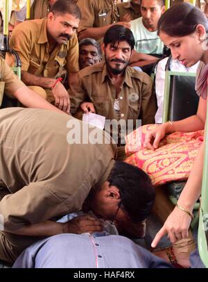 Miglior esecutore esegue le compressioni toraciche persona learning CPR sessione di formazione organizzati Wockhardt Bus Ospedale dipendenti Mumbai Foto Stock