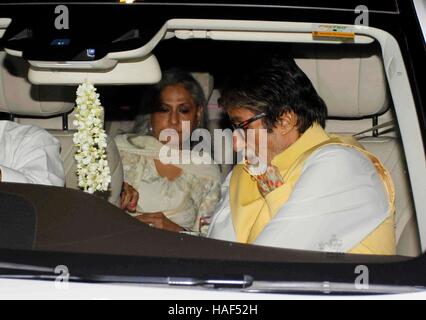 Attore di Bollywood Amitabh Bachchan con sua moglie Jaya Bachchan durante la Rima Jain sessantesimo compleanno di Mumbai Foto Stock