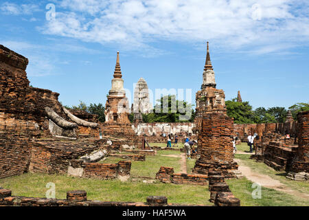 Vista di Wat Ratchaburana visto da di Wat Mahathat tempio in Ayutthaya, Thailandia Foto Stock
