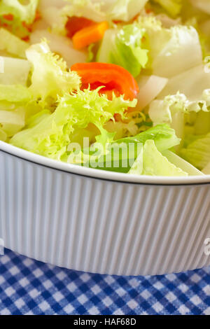 Mediterraneo insalata verde dettaglio con lattuga e pomodoro in una ciotola. In verticale Foto Stock