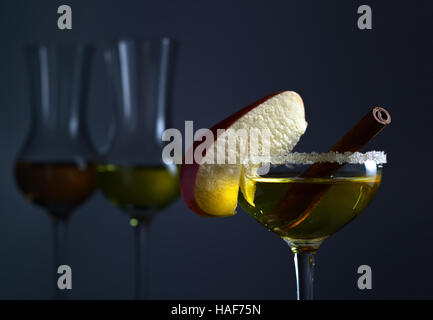 Liquore dolce con Apple e la stecca di cannella Foto Stock