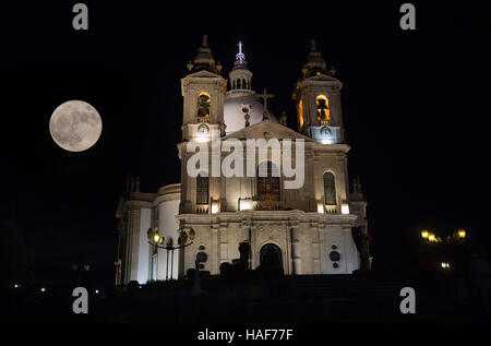 Vista notturna della Basilica di Sameiro Braga, nel nord del Portogallo, con il novembre super luna Foto Stock