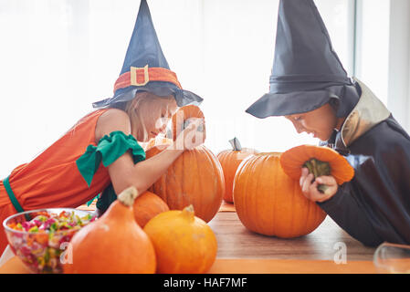 Bambini curiosi esaminando la zucca Foto Stock