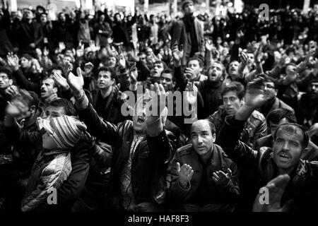 Shia muslums pregare in lutto di Ashura nella città di Zencan della provincia azerbaigiana dell'Iran. Foto Stock