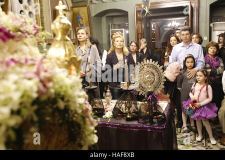 I cristiani ortodossi il culto con candele in mano al momento della Pasqua in Astipalea isola. Foto Stock