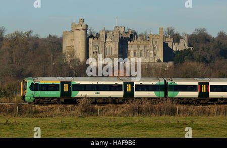 Un Southern treni treno passa attraverso Arundel in West Sussex, come la metropolitana e viaggiatori di tutto il paese ha sofferto in viaggio da inferno oggi dopo un ondata di treno anomalie e guasti del segnale, la carenza di personale e di altri problemi hanno portato a ritardi. Foto Stock