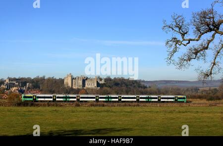 Un Southern treni treno passa attraverso Arundel in West Sussex, come la metropolitana e viaggiatori di tutto il paese ha sofferto in viaggio da inferno oggi dopo un ondata di treno anomalie e guasti del segnale, la carenza di personale e di altri problemi hanno portato a ritardi. Foto Stock