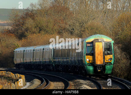 Un Southern treni treno passa attraverso Arundel in West Sussex, come la metropolitana e viaggiatori di tutto il paese ha sofferto in viaggio da inferno oggi dopo un ondata di treno anomalie e guasti del segnale, la carenza di personale e di altri problemi hanno portato a ritardi. Foto Stock