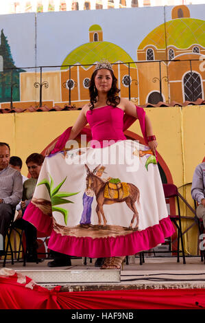 La regina della fiera di asino in Otumba, Messico, che mostra il suo abito Foto Stock