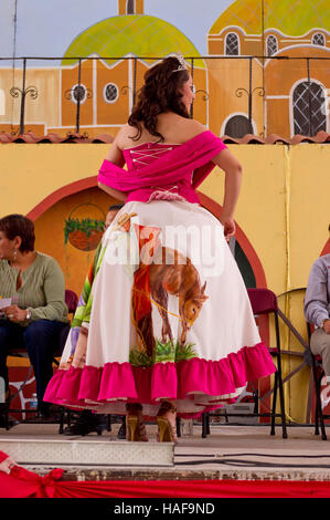 La regina della fiera di asino in Otumba, Messico, che mostra il suo abito Foto Stock