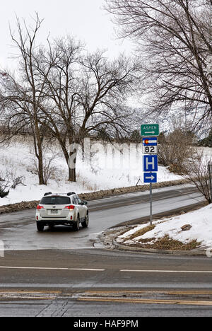 Autovettura entra in un sulla rampa di lancio per la Interstate 70 in Glenwood Springs, Colorado. Foto Stock