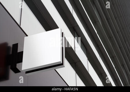 Il lato orizzontale vista del vuoto di segnaletica bianco sul business grattacielo con architettura moderna e finestre di vetro Foto Stock