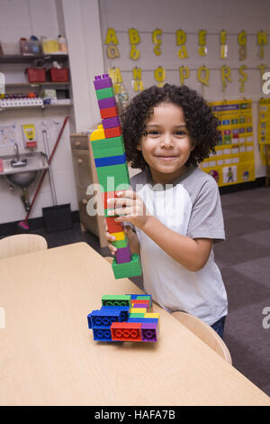 Giovane ragazzo costruisce una torre con blocchi di Lego presso una scuola materna a Manhattan sul Lower East Side. Foto Stock