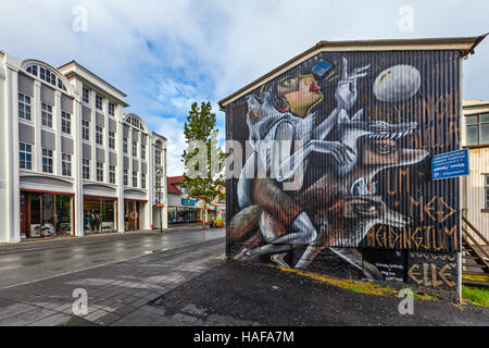 Arte dei graffiti sul lato di un edificio sul Laugavegur a Reykjavik, Islanda nelle prime ore del mattino. Foto Stock