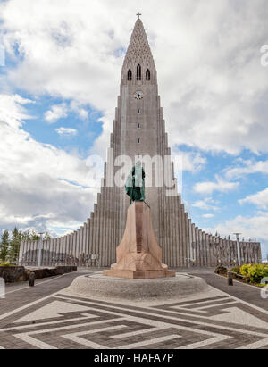 Il Hallgrimskirkja Chiesa luterana e la statua di Leifur Eiriksson a Reykjavik, Islanda. Foto Stock