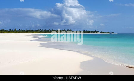 Spiaggia di sabbia bianca nel paradiso tropicale presso il St John's Antigua e Barbuda. La principessa Diana Beach. Caraibi Foto Stock