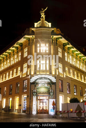 La casa Urbanc, che ospita la Galerija Emporium, si trova presso la piazza Prešeren, la piazza principale di Ljubljana, Slovenia. Foto Stock