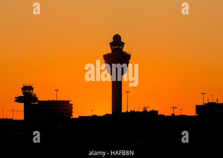 Aeroporto Amsterdam-Schiphol tramonto in un cielo chiaro Foto Stock