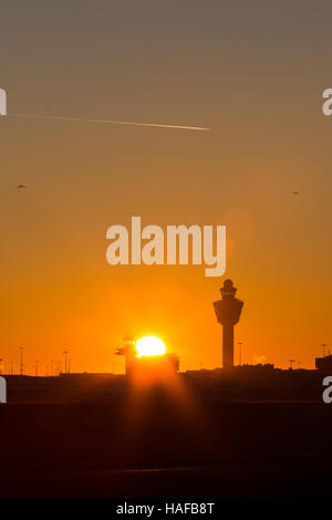 Aeroporto Amsterdam-Schiphol tramonto in un cielo chiaro con gli aeroplani (con svasatura) Foto Stock