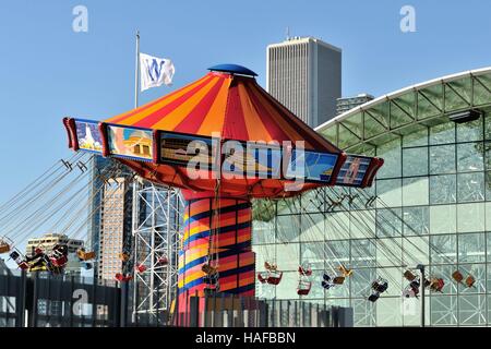 Chicago, Illinois, Stati Uniti d'America. Chicago Cubs onorato via bandiera sul Molo della Marina durante il loro mondo serie campagna vincente nel 2016. Foto Stock