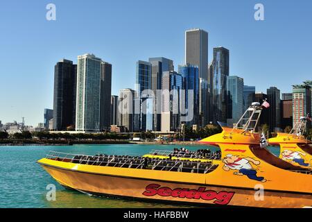 Velocità barche turistiche legato lungo il Navy Pier di Chicago. Il Navy Pier è la città numero uno della destinazione turistica. Chicago, Illinois, Stati Uniti d'America. Foto Stock