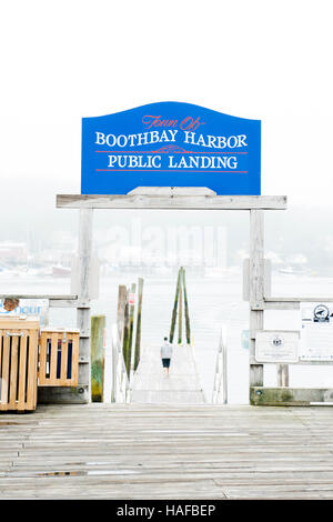 Un molo in legno che conduce a un punto di raccolta, Boothbay Harbor, Maine, Stati Uniti d'America Foto Stock